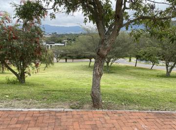 Terreno / Lote · 1m² · Terreno de Venta en Urbanización Cerrada y Exclusiva en Cumbayá. La Quinta
