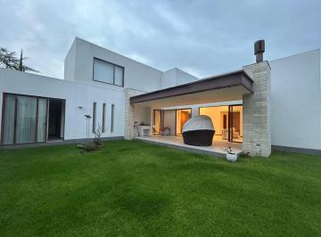 Casa · 379m² · 4 Habitaciones · 3 Estacionamientos · Hermosa Casa de Venta en Exclusiva Urbanización en La Viña Alta