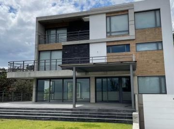 Casa de 4 habitaciones, Quito · Vendo Linda Casa con Piscina y Ascensor en Conjunto Privado - Sector Cumbayá