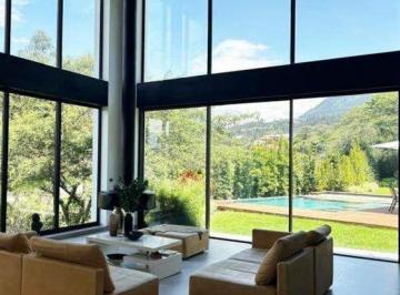 Casa · 1300m² · 4 Habitaciones · 4 Estacionamientos · Venta Casa Moderna con Piscina Cumbayá
