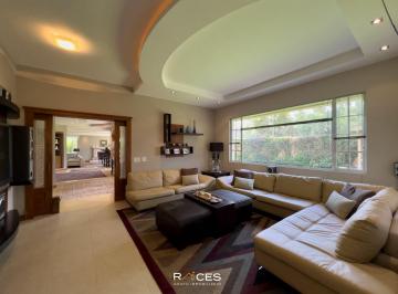 Casa · 1375m² · 4 Habitaciones · 4 Estacionamientos · Propiedades de Alto Nivel en Quito 1375 m² de Terreno y Jardín