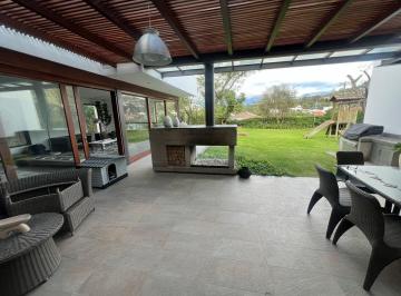 Casa · 540m² · 4 Habitaciones · 4 Estacionamientos · Tumbaco Via Intervalles Casa de Venta en Urbanizacion Privada