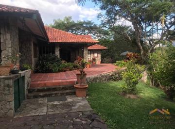 Hacienda-Quinta · 300m² · 5 Habitaciones · 3 Estacionamientos · Cuenca - Yunguilla Finca de Venta
