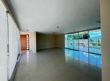 Casa · 525m² · 3 Habitaciones · 1 Estacionamiento · En Venta Casa Amplia en Cumbayá