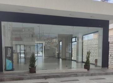 Local comercial · 100m² · 1 Habitación · 4 Estacionamientos · Local en Renta