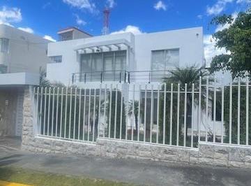 Casa de 4 habitaciones, Quito · Vendo Hermosa Casa en Urbanizacion en Cumbaya