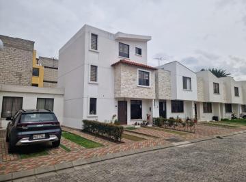 Casa de 3 habitaciones, Quito · Casa en Venta Conocoto