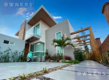 Casa · 402m² · 5 Habitaciones · 4 Estacionamientos · Venta Casa en La Playa Urbanizacion Ventura Resorte Olon Santa Elena (Cmc)