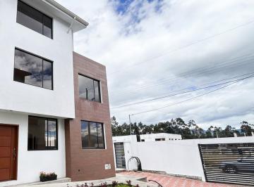 Casa · 98m² · 3 Habitaciones · 1 Estacionamiento · Venta de Casa Sector Sangolquí ¡Aplica Crédito Vip o Miti - Miti!