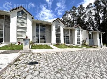 Casa · 101m² · 3 Habitaciones · 1 Estacionamiento · Casa de Venta con Dormitorio en Planta Baja y Sala con Doble Altura