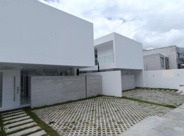Casa de 4 habitaciones, Quito · Casa en Venta en La Urbanización Ldu. Diseño Minimalista y Elegancia