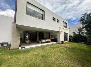 Casa · 370m² · 3 Habitaciones · 3 Estacionamientos · Casa Moderna en Viña Alta Cumbayá – Jardín y Seguridad | Innova Real