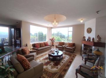 Casa · 385m² · 3 Habitaciones · 4 Estacionamientos · Venta Casa de Una Sola Planta - Nayón