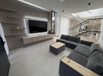 Casa · 246m² · 4 Habitaciones · 1 Estacionamiento · Venta de Casa en Urb. El Condado de Vicolinci, 3 Habitaciones, Piscina. G. P.