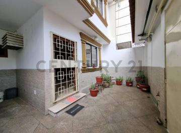 Casa · 198m² · 5 Habitaciones · 1 Estacionamiento · Casa en Venta de 3 Plantas con Piscina, 5 Cuartos, 4baños, 2 Medio Baño. Luisn.
