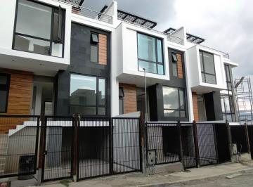 Casa de 4 habitaciones, Loja · Venta Casa Estrenar Amplia Independiente Urb. Cataluña Loja Norte
