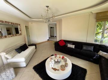 Casa de 4 habitaciones, Quito · Amplia Casa de Venta en Cumbayá, con Amplio Jardin y Cuarto en Pb!
