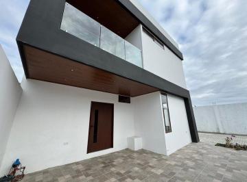 Casa de 3 habitaciones, Manta · Casa de Venta en Manta Zona Sur