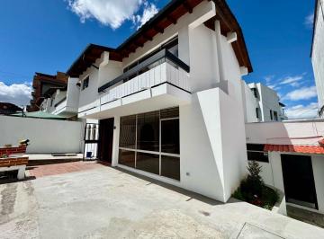 Casa · 317m² · 4 Habitaciones · 3 Estacionamientos · Venta Casa 317 m² Independiente Quito Tenis