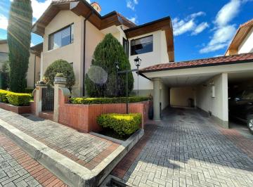 Casa de 6 habitaciones, Quito · Se Vende Casa en Cumbayá, Cerca a La Usfq