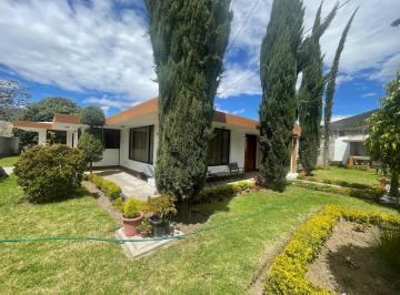 Casa de 3 habitaciones, Quito · Casa Quinta de Venta, Mitad del Mundo, Más Suite, Amplio Jardín con Árboles
