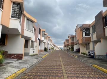 Casa de 3 habitaciones, Quito · Se Venda Linda Casa de 3 Pisos en Alangasi