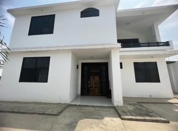 Casa · 400m² · 5 Habitaciones · 6 Estacionamientos · Casa en Venta en Chone Av Eloy Alfaro