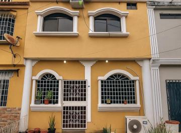 Casa · 120m² · 4 Habitaciones · 1 Estacionamiento · Venta de Casa Cdla. Huancavilca Norte, Doble Seguridad (Lc)