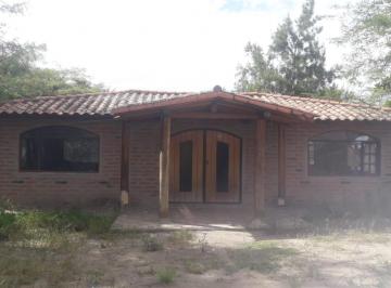Casa de 4 habitaciones, Quito · Casa Mixta de Venta en Oyacoto / Calderon y Terreno 1000 m²