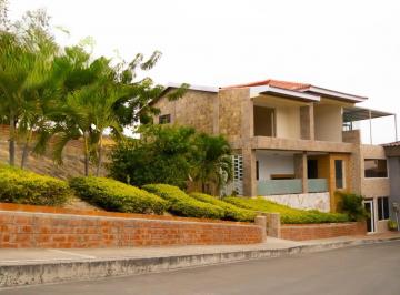 Casa · 218m² · 4 Habitaciones · 2 Estacionamientos · ¡Tu Nuevo Hogar Te Espera en La Mejor Zona de Manta!
