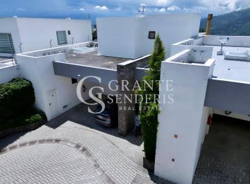 Casa de 3 habitaciones, Quito · Casa en Venta en Cumbayá