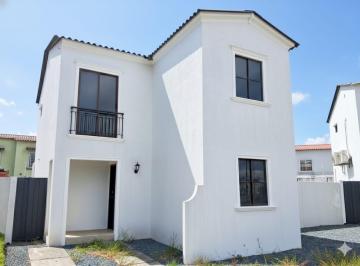 Casa · 109m² · 3 Habitaciones · 1 Estacionamiento · Venta Casa La Rioja, Km 17 Av Leon Febres Cordero