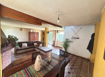 Casa de 4 habitaciones, Quito · Venta Casa Esquinera de Dos Pisos + Suite y Jardin - Santa Barbara Baja