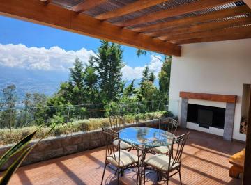 Casa de 4 habitaciones, Quito · En Venta de Oportunidad Casa con Piscina, Jardines Hermosos en Urbanización Sierra del Moral