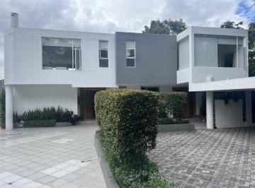 Casa · 260m² · 3 Habitaciones · 3 Estacionamientos · Cumbaya Casa de Venta Sector Vieja Hacienda