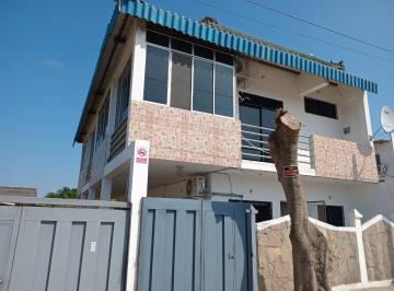 Casa de 4 habitaciones, Santa Elena · Vendo Casa de 2 Plantas en Santa Elena, Sector Residencial