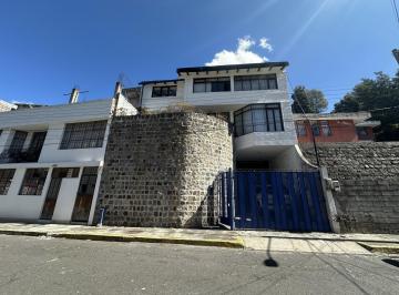 Vendo casa de 362 m2 por el Coliseo Rumiñahui · Casa en La Nueva Tola 2, a un Minuto de La Av Oriental Coliseo Rumiñahui, Trébol