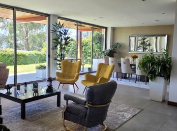 Casa de 3 habitaciones, Quito · Moderna Casa de Venta en Miravalle
