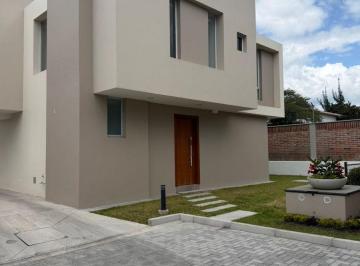 Casa de 3 habitaciones, Quito · Venta Casa Independiente Moderna en Conjunto Dentro de Urbanización/ Sharon Reed