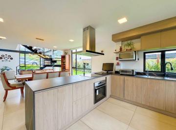 Casa · 262m² · 3 Habitaciones · 2 Estacionamientos · Hermosa Casa en Venta Dentro de Conjunto Sector Nayon