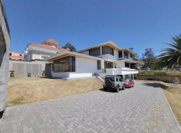 Casa de 3 habitaciones, Quito · Casa de Venta en La Urbanización El Condado de 454 m con Una Suite Independiente