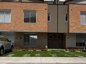 Casa · 145m² · 3 Habitaciones · 2 Estacionamientos · Casa de Venta Ubicada en El Proyecto Alcázar de Cádiz, Pomasqui. Oportunidad