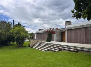 Hacienda-Quinta · 384m² · 3 Habitaciones · 3 Estacionamientos · Quinta en Guayllabamba