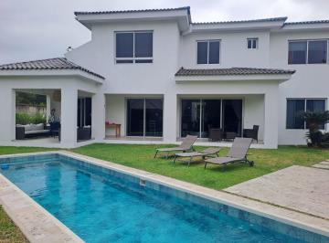 Casa · 427m² · 4 Habitaciones · 2 Estacionamientos · Se Vende Linda Villa con Piscina, con Terreno Adjunto Urbanización Cerrada