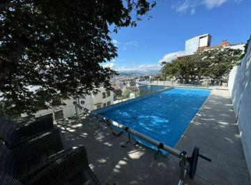 Casa de 4 habitaciones, Quito · Amplia Casa con Piscina en Urbanizacion Sector El Bosque