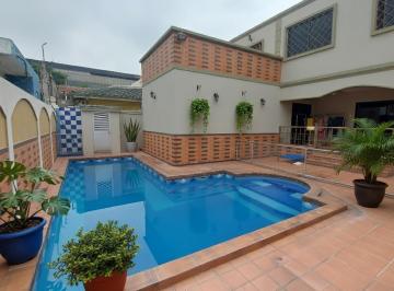 Casa · 343m² · 4 Habitaciones · 2 Estacionamientos · Venta de Villa 4 Dorm., Piscina en Portón de Las Lomas