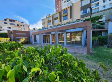 Casa de 3 habitaciones, Quito · Venta Casa Norte de Quito 3 Dorm. y Estudio 3 Parqueaderos Patio