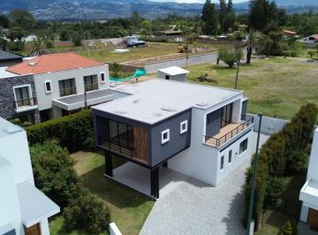 Casa · 220m² · 2 Habitaciones · 3 Estacionamientos · Casa en Puembo