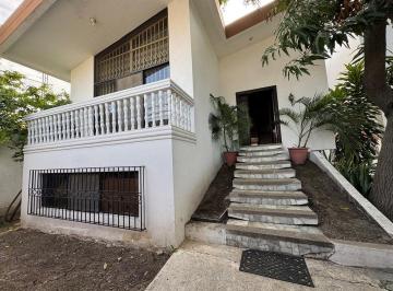 Casa de 4 habitaciones, Manta · Casa de Venta en Manta Zona Norte