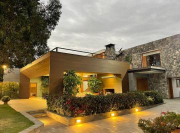 Casa · 1100m² · 3 Estacionamientos · Venta Casa en Tumbaco Sector Colegio Cervantes